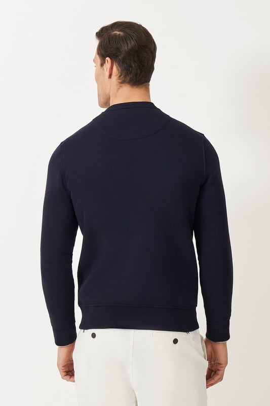 Mens Navy Crest Logo Sweatshirt A supersoft crewneck sweatshirt in dark navy blue. Signed with Salcombe crest embroidery, and crafted from a cotton-rich blend, it's just what your casual collection needs. The perfect mix of comfort and heritage style.
As clearance stock, brand labels have either been pen marked or removed.