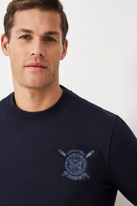 Mens Navy Crest Logo Sweatshirt A supersoft crewneck sweatshirt in dark navy blue. Signed with Salcombe crest embroidery, and crafted from a cotton-rich blend, it's just what your casual collection needs. The perfect mix of comfort and heritage style.
As clearance stock, brand labels have either been pen marked or removed.