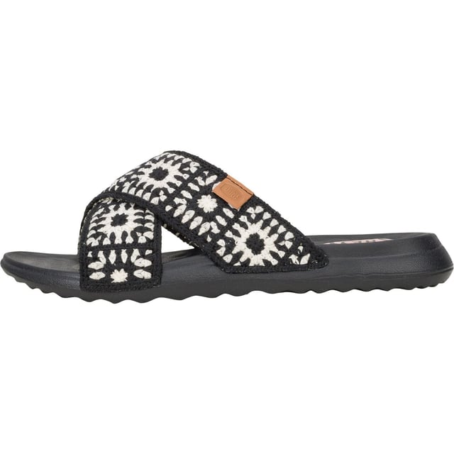 De Christi Slide Cottage Crochet is zo ontspannen en relaxed, met een geborduurd gehaakt bandontwerp dat je voet omhult in stijl en flexibel comfort voor wanneer je gewoon wilt ontspannen.