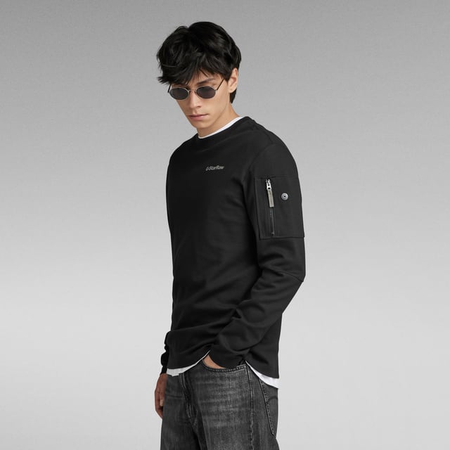 Round neck, ribbed. Long sleeves- seam across the elbow. Zip pocket at the upper sleeve. Straight hem. G-Star RAW graphic print at the chest. Lighter weight sweater, comfortable as a T-shirt. No closure. This organic cotton jersey offers a subtle structure. Jersey knit. Loose