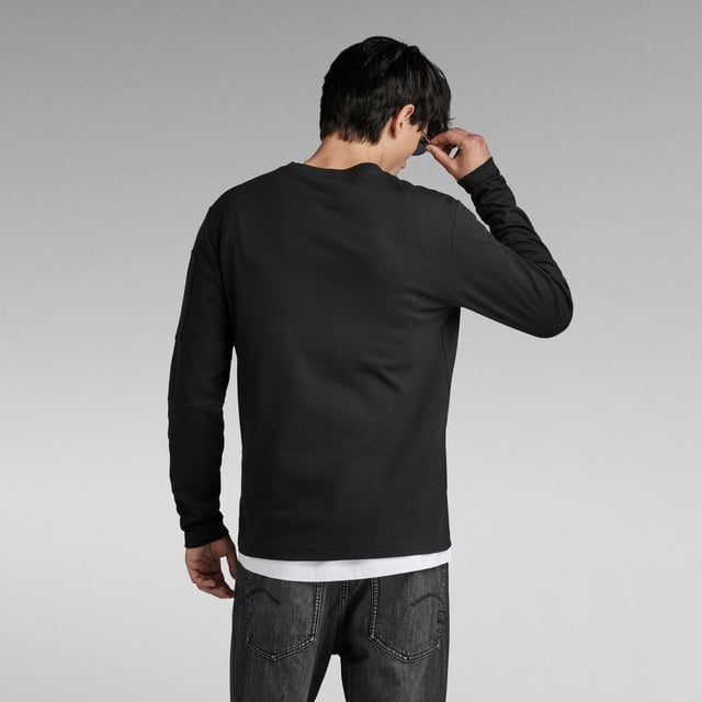 Round neck, ribbed. Long sleeves- seam across the elbow. Zip pocket at the upper sleeve. Straight hem. G-Star RAW graphic print at the chest. Lighter weight sweater, comfortable as a T-shirt. No closure. This organic cotton jersey offers a subtle structure. Jersey knit. Loose