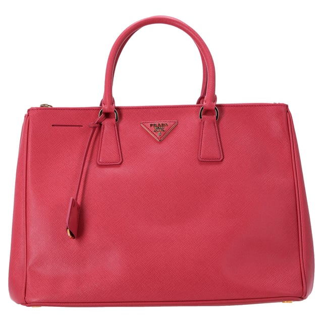 Empfohlener Verkaufspreis
Verleihen Sie Ihrer Garderobe mit der großen Galleria-Handtasche von Prada aus exquisitem rosa Saffianoleder einen Hauch eleganter Weiblichkeit. Diese Handtasche besticht durch ihren weichen, zartrosa Farbton und bietet eine schicke und moderne Variante klassischen Luxus. Sie ist aus strapazierfähigem Saffianoleder gefertigt und kombiniert zeitlose Eleganz mit praktischer Strapazierfähigkeit. Das strukturierte Design und die polierten goldfarbenen Beschläge verleihen ihr eine raffinierte Note und machen sie zum perfekten Accessoire für Eleganz im Alltag und besondere Anlässe. Werten Sie Ihren Stil mit diesem ikonischen Stück auf, das mühelos Anmut und Funktionalität in Einklang bringt.
Große Galleria-Handtasche von Prada aus rosa Saffianoleder
Zustand: Sehr gut
Gebrauchsspuren: Kein Einzelhandelsetikett, leichte Gebrauchsspuren
Verpackung: Staubbeutel
Farbe: Rosa
Material: Leder | Saffianoleder
Größe: Einheitsgröße
Maße: Breite: 150; Höhe: 250; Länge: 360; Griffabstand: 300; Riemenlänge: 0
SKU: 388522 / NAPPUFRBA378165W / NAPPUFRBA378165W