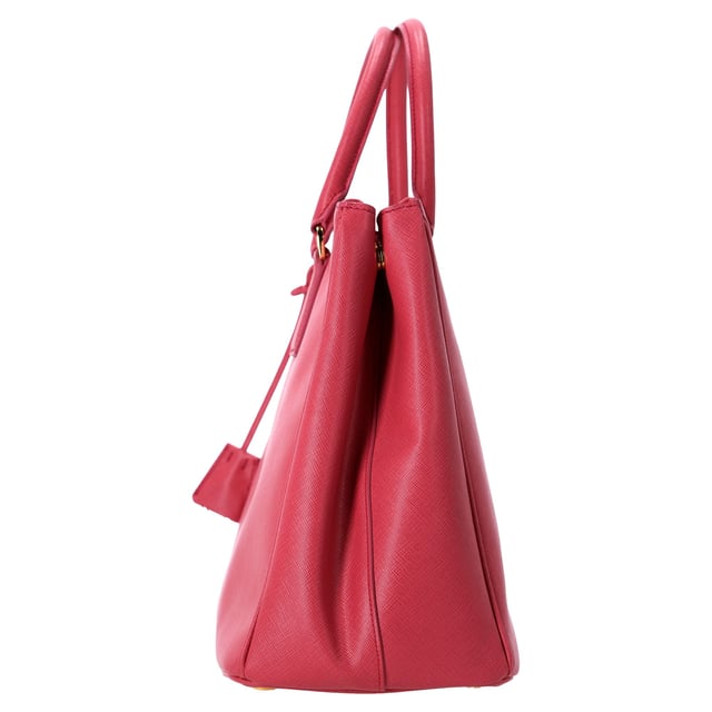 Empfohlener Verkaufspreis
Verleihen Sie Ihrer Garderobe mit der großen Galleria-Handtasche von Prada aus exquisitem rosa Saffianoleder einen Hauch eleganter Weiblichkeit. Diese Handtasche besticht durch ihren weichen, zartrosa Farbton und bietet eine schicke und moderne Variante klassischen Luxus. Sie ist aus strapazierfähigem Saffianoleder gefertigt und kombiniert zeitlose Eleganz mit praktischer Strapazierfähigkeit. Das strukturierte Design und die polierten goldfarbenen Beschläge verleihen ihr eine raffinierte Note und machen sie zum perfekten Accessoire für Eleganz im Alltag und besondere Anlässe. Werten Sie Ihren Stil mit diesem ikonischen Stück auf, das mühelos Anmut und Funktionalität in Einklang bringt.
Große Galleria-Handtasche von Prada aus rosa Saffianoleder
Zustand: Sehr gut
Gebrauchsspuren: Kein Einzelhandelsetikett, leichte Gebrauchsspuren
Verpackung: Staubbeutel
Farbe: Rosa
Material: Leder | Saffianoleder
Größe: Einheitsgröße
Maße: Breite: 150; Höhe: 250; Länge: 360; Griffabstand: 300; Riemenlänge: 0
SKU: 388522 / NAPPUFRBA378165W / NAPPUFRBA378165W