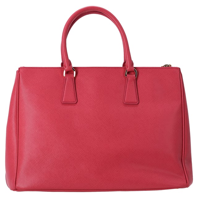 Empfohlener Verkaufspreis
Verleihen Sie Ihrer Garderobe mit der großen Galleria-Handtasche von Prada aus exquisitem rosa Saffianoleder einen Hauch eleganter Weiblichkeit. Diese Handtasche besticht durch ihren weichen, zartrosa Farbton und bietet eine schicke und moderne Variante klassischen Luxus. Sie ist aus strapazierfähigem Saffianoleder gefertigt und kombiniert zeitlose Eleganz mit praktischer Strapazierfähigkeit. Das strukturierte Design und die polierten goldfarbenen Beschläge verleihen ihr eine raffinierte Note und machen sie zum perfekten Accessoire für Eleganz im Alltag und besondere Anlässe. Werten Sie Ihren Stil mit diesem ikonischen Stück auf, das mühelos Anmut und Funktionalität in Einklang bringt.
Große Galleria-Handtasche von Prada aus rosa Saffianoleder
Zustand: Sehr gut
Gebrauchsspuren: Kein Einzelhandelsetikett, leichte Gebrauchsspuren
Verpackung: Staubbeutel
Farbe: Rosa
Material: Leder | Saffianoleder
Größe: Einheitsgröße
Maße: Breite: 150; Höhe: 250; Länge: 360; Griffabstand: 300; Riemenlänge: 0
SKU: 388522 / NAPPUFRBA378165W / NAPPUFRBA378165W