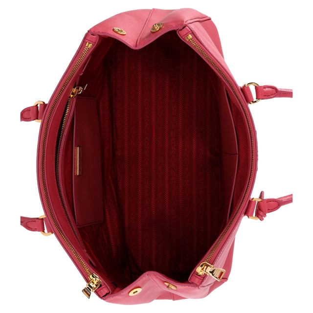Empfohlener Verkaufspreis
Verleihen Sie Ihrer Garderobe mit der großen Galleria-Handtasche von Prada aus exquisitem rosa Saffianoleder einen Hauch eleganter Weiblichkeit. Diese Handtasche besticht durch ihren weichen, zartrosa Farbton und bietet eine schicke und moderne Variante klassischen Luxus. Sie ist aus strapazierfähigem Saffianoleder gefertigt und kombiniert zeitlose Eleganz mit praktischer Strapazierfähigkeit. Das strukturierte Design und die polierten goldfarbenen Beschläge verleihen ihr eine raffinierte Note und machen sie zum perfekten Accessoire für Eleganz im Alltag und besondere Anlässe. Werten Sie Ihren Stil mit diesem ikonischen Stück auf, das mühelos Anmut und Funktionalität in Einklang bringt.
Große Galleria-Handtasche von Prada aus rosa Saffianoleder
Zustand: Sehr gut
Gebrauchsspuren: Kein Einzelhandelsetikett, leichte Gebrauchsspuren
Verpackung: Staubbeutel
Farbe: Rosa
Material: Leder | Saffianoleder
Größe: Einheitsgröße
Maße: Breite: 150; Höhe: 250; Länge: 360; Griffabstand: 300; Riemenlänge: 0
SKU: 388522 / NAPPUFRBA378165W / NAPPUFRBA378165W