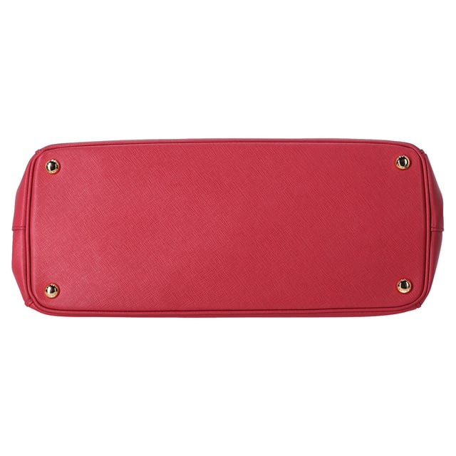 Empfohlener Verkaufspreis
Verleihen Sie Ihrer Garderobe mit der großen Galleria-Handtasche von Prada aus exquisitem rosa Saffianoleder einen Hauch eleganter Weiblichkeit. Diese Handtasche besticht durch ihren weichen, zartrosa Farbton und bietet eine schicke und moderne Variante klassischen Luxus. Sie ist aus strapazierfähigem Saffianoleder gefertigt und kombiniert zeitlose Eleganz mit praktischer Strapazierfähigkeit. Das strukturierte Design und die polierten goldfarbenen Beschläge verleihen ihr eine raffinierte Note und machen sie zum perfekten Accessoire für Eleganz im Alltag und besondere Anlässe. Werten Sie Ihren Stil mit diesem ikonischen Stück auf, das mühelos Anmut und Funktionalität in Einklang bringt.
Große Galleria-Handtasche von Prada aus rosa Saffianoleder
Zustand: Sehr gut
Gebrauchsspuren: Kein Einzelhandelsetikett, leichte Gebrauchsspuren
Verpackung: Staubbeutel
Farbe: Rosa
Material: Leder | Saffianoleder
Größe: Einheitsgröße
Maße: Breite: 150; Höhe: 250; Länge: 360; Griffabstand: 300; Riemenlänge: 0
SKU: 388522 / NAPPUFRBA378165W / NAPPUFRBA378165W