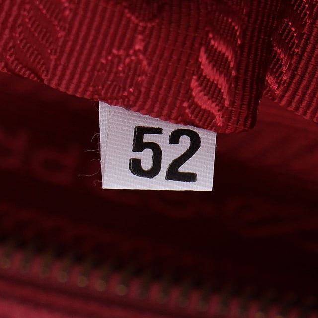 Empfohlener Verkaufspreis
Verleihen Sie Ihrer Garderobe mit der großen Galleria-Handtasche von Prada aus exquisitem rosa Saffianoleder einen Hauch eleganter Weiblichkeit. Diese Handtasche besticht durch ihren weichen, zartrosa Farbton und bietet eine schicke und moderne Variante klassischen Luxus. Sie ist aus strapazierfähigem Saffianoleder gefertigt und kombiniert zeitlose Eleganz mit praktischer Strapazierfähigkeit. Das strukturierte Design und die polierten goldfarbenen Beschläge verleihen ihr eine raffinierte Note und machen sie zum perfekten Accessoire für Eleganz im Alltag und besondere Anlässe. Werten Sie Ihren Stil mit diesem ikonischen Stück auf, das mühelos Anmut und Funktionalität in Einklang bringt.
Große Galleria-Handtasche von Prada aus rosa Saffianoleder
Zustand: Sehr gut
Gebrauchsspuren: Kein Einzelhandelsetikett, leichte Gebrauchsspuren
Verpackung: Staubbeutel
Farbe: Rosa
Material: Leder | Saffianoleder
Größe: Einheitsgröße
Maße: Breite: 150; Höhe: 250; Länge: 360; Griffabstand: 300; Riemenlänge: 0
SKU: 388522 / NAPPUFRBA378165W / NAPPUFRBA378165W
