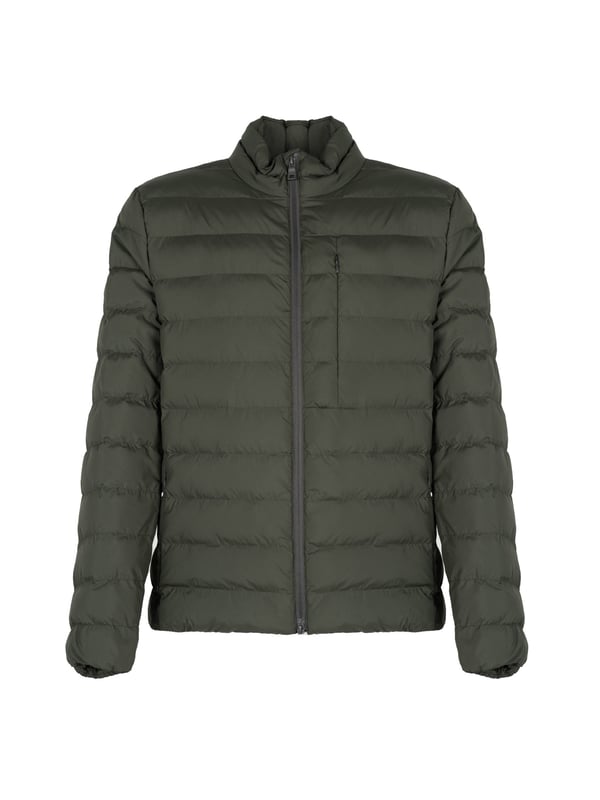 Dennie es una chaqueta corta para hombres, cómoda y práctica, con un encanto deportivo y un espíritu ecológico. Gracias a su diseño compacto, es perfecta para escapadas espontáneas fuera de la ciudad, y su ligereza y funcionalidad la hacen indispensable en los desafíos diarios. Diseñada para viajar, este modelo puede doblarse y guardarse en su bolsillo interno, lo que la hace no solo estilosa sino también extremadamente práctica para hombres activos. Hecha de poliéster ripstop impermeable y a prueba de viento reciclado, es ideal para el comienzo de la temporada, asegurando confort y protección contra el clima caprichoso.

La construcción de peso medio de la chaqueta Dennie la hace una opción excelente para días más fríos, sin sobrecargar al usuario con peso innecesario. El relleno de plumón sintético reciclado Ecologic Warm proporciona aislamiento térmico óptimo, permitiendo disfrutar del calor y el confort incluso durante los días más fríos. La capucha fija ofrece protección adicional contra el viento y la lluvia, y su forma ergonómica asegura comodidad en cualquier situación. La cremallera doble no solo facilita poner y quitar la chaqueta rápidamente, sino que también le añade un aspecto moderno y dinámico.

El corte regular de la chaqueta Dennie ofrece libertad de movimiento, lo que la hace una elección ideal para aquellos que valoran un estilo de vida activo. Tres bolsillos externos ofrecen mucho espacio para objetos esenciales como teléfono, llaves o cartera, asegurando también un fácil acceso a ellos. Dos bolsillos internos son el lugar perfecto para guardar objetos de valor que requieren mayor protección. Gracias a su versatilidad y soluciones prácticas, la chaqueta Dennie se convierte en un elemento esencial del armario de cualquier hombre que valore el estilo, el confort y la responsabilidad ecológica.