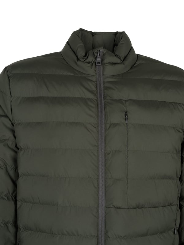 Dennie es una chaqueta corta para hombres, cómoda y práctica, con un encanto deportivo y un espíritu ecológico. Gracias a su diseño compacto, es perfecta para escapadas espontáneas fuera de la ciudad, y su ligereza y funcionalidad la hacen indispensable en los desafíos diarios. Diseñada para viajar, este modelo puede doblarse y guardarse en su bolsillo interno, lo que la hace no solo estilosa sino también extremadamente práctica para hombres activos. Hecha de poliéster ripstop impermeable y a prueba de viento reciclado, es ideal para el comienzo de la temporada, asegurando confort y protección contra el clima caprichoso.

La construcción de peso medio de la chaqueta Dennie la hace una opción excelente para días más fríos, sin sobrecargar al usuario con peso innecesario. El relleno de plumón sintético reciclado Ecologic Warm proporciona aislamiento térmico óptimo, permitiendo disfrutar del calor y el confort incluso durante los días más fríos. La capucha fija ofrece protección adicional contra el viento y la lluvia, y su forma ergonómica asegura comodidad en cualquier situación. La cremallera doble no solo facilita poner y quitar la chaqueta rápidamente, sino que también le añade un aspecto moderno y dinámico.

El corte regular de la chaqueta Dennie ofrece libertad de movimiento, lo que la hace una elección ideal para aquellos que valoran un estilo de vida activo. Tres bolsillos externos ofrecen mucho espacio para objetos esenciales como teléfono, llaves o cartera, asegurando también un fácil acceso a ellos. Dos bolsillos internos son el lugar perfecto para guardar objetos de valor que requieren mayor protección. Gracias a su versatilidad y soluciones prácticas, la chaqueta Dennie se convierte en un elemento esencial del armario de cualquier hombre que valore el estilo, el confort y la responsabilidad ecológica.