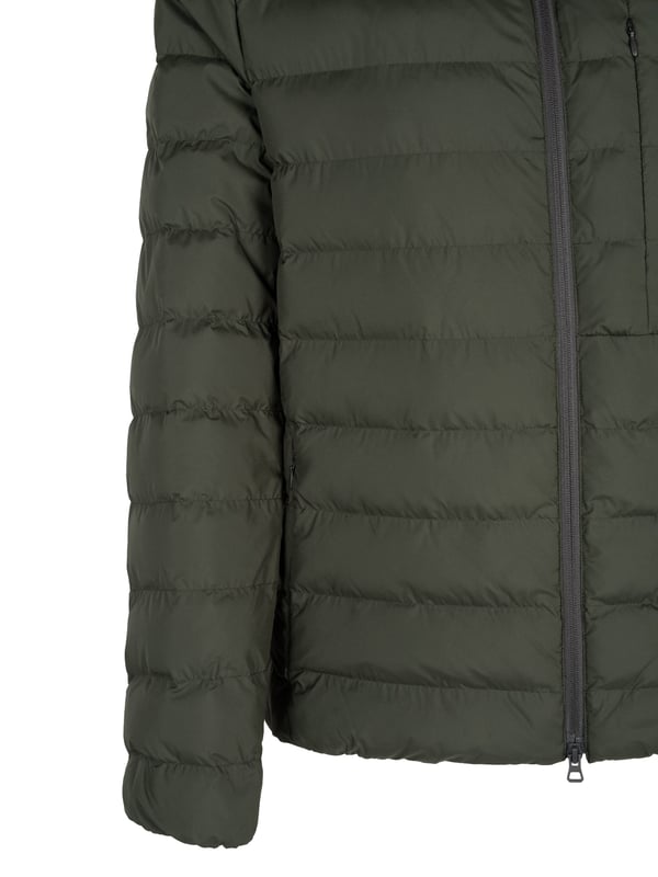Dennie es una chaqueta corta para hombres, cómoda y práctica, con un encanto deportivo y un espíritu ecológico. Gracias a su diseño compacto, es perfecta para escapadas espontáneas fuera de la ciudad, y su ligereza y funcionalidad la hacen indispensable en los desafíos diarios. Diseñada para viajar, este modelo puede doblarse y guardarse en su bolsillo interno, lo que la hace no solo estilosa sino también extremadamente práctica para hombres activos. Hecha de poliéster ripstop impermeable y a prueba de viento reciclado, es ideal para el comienzo de la temporada, asegurando confort y protección contra el clima caprichoso.

La construcción de peso medio de la chaqueta Dennie la hace una opción excelente para días más fríos, sin sobrecargar al usuario con peso innecesario. El relleno de plumón sintético reciclado Ecologic Warm proporciona aislamiento térmico óptimo, permitiendo disfrutar del calor y el confort incluso durante los días más fríos. La capucha fija ofrece protección adicional contra el viento y la lluvia, y su forma ergonómica asegura comodidad en cualquier situación. La cremallera doble no solo facilita poner y quitar la chaqueta rápidamente, sino que también le añade un aspecto moderno y dinámico.

El corte regular de la chaqueta Dennie ofrece libertad de movimiento, lo que la hace una elección ideal para aquellos que valoran un estilo de vida activo. Tres bolsillos externos ofrecen mucho espacio para objetos esenciales como teléfono, llaves o cartera, asegurando también un fácil acceso a ellos. Dos bolsillos internos son el lugar perfecto para guardar objetos de valor que requieren mayor protección. Gracias a su versatilidad y soluciones prácticas, la chaqueta Dennie se convierte en un elemento esencial del armario de cualquier hombre que valore el estilo, el confort y la responsabilidad ecológica.