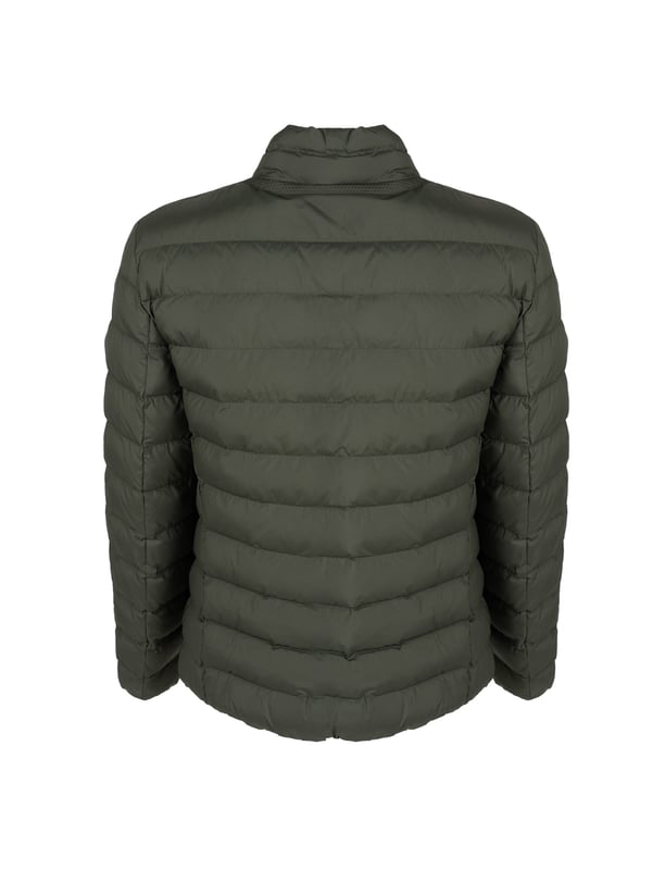 Dennie es una chaqueta corta para hombres, cómoda y práctica, con un encanto deportivo y un espíritu ecológico. Gracias a su diseño compacto, es perfecta para escapadas espontáneas fuera de la ciudad, y su ligereza y funcionalidad la hacen indispensable en los desafíos diarios. Diseñada para viajar, este modelo puede doblarse y guardarse en su bolsillo interno, lo que la hace no solo estilosa sino también extremadamente práctica para hombres activos. Hecha de poliéster ripstop impermeable y a prueba de viento reciclado, es ideal para el comienzo de la temporada, asegurando confort y protección contra el clima caprichoso.

La construcción de peso medio de la chaqueta Dennie la hace una opción excelente para días más fríos, sin sobrecargar al usuario con peso innecesario. El relleno de plumón sintético reciclado Ecologic Warm proporciona aislamiento térmico óptimo, permitiendo disfrutar del calor y el confort incluso durante los días más fríos. La capucha fija ofrece protección adicional contra el viento y la lluvia, y su forma ergonómica asegura comodidad en cualquier situación. La cremallera doble no solo facilita poner y quitar la chaqueta rápidamente, sino que también le añade un aspecto moderno y dinámico.

El corte regular de la chaqueta Dennie ofrece libertad de movimiento, lo que la hace una elección ideal para aquellos que valoran un estilo de vida activo. Tres bolsillos externos ofrecen mucho espacio para objetos esenciales como teléfono, llaves o cartera, asegurando también un fácil acceso a ellos. Dos bolsillos internos son el lugar perfecto para guardar objetos de valor que requieren mayor protección. Gracias a su versatilidad y soluciones prácticas, la chaqueta Dennie se convierte en un elemento esencial del armario de cualquier hombre que valore el estilo, el confort y la responsabilidad ecológica.