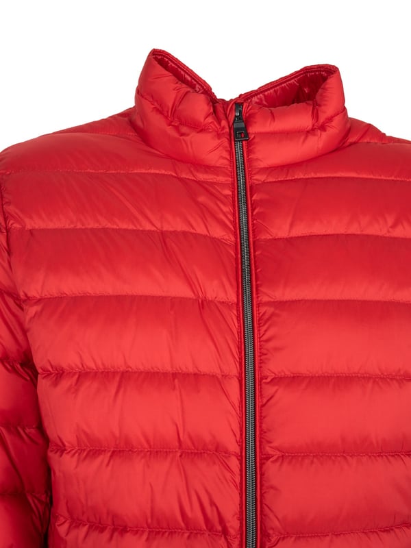 El color uniforme de esta chaqueta la hace extremadamente versátil y fácil de combinar con diferentes estilos, añadiendo elegancia y clase a cualquier conjunto.

La construcción con cierre no solo facilita ponerla y quitarla rápidamente, sino que también ofrece protección adicional contra el frío y el viento, lo que es especialmente útil en condiciones climáticas variables.

Los bolsillos con cierre son una solución práctica que asegura la seguridad de pequeños objetos almacenados, como llaves o teléfono, permitiéndote disfrutar de actividades al aire libre sin preocupaciones sobre perderlos.

La tecnología a prueba de viento utilizada en esta chaqueta garantiza que, incluso en los días más ventosos, permanecerás cómodamente cálido y protegido, lo que la convierte en una elección ideal para todas tus aventuras al aire libre.

El tejido transpirable proporciona un confort térmico óptimo, evacuando el exceso de humedad hacia el exterior, lo que hace que la chaqueta sea perfecta tanto para caminatas intensas como para uso diario.