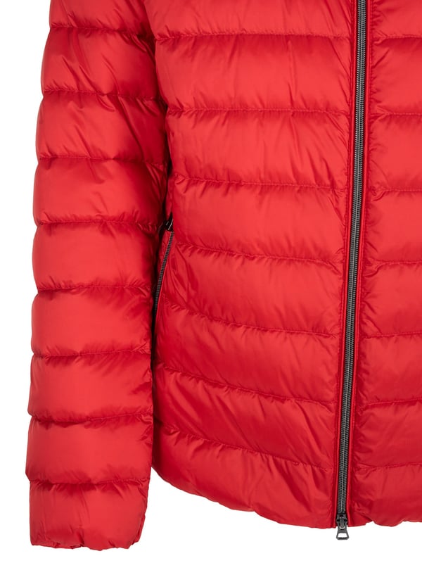 El color uniforme de esta chaqueta la hace extremadamente versátil y fácil de combinar con diferentes estilos, añadiendo elegancia y clase a cualquier conjunto.

La construcción con cierre no solo facilita ponerla y quitarla rápidamente, sino que también ofrece protección adicional contra el frío y el viento, lo que es especialmente útil en condiciones climáticas variables.

Los bolsillos con cierre son una solución práctica que asegura la seguridad de pequeños objetos almacenados, como llaves o teléfono, permitiéndote disfrutar de actividades al aire libre sin preocupaciones sobre perderlos.

La tecnología a prueba de viento utilizada en esta chaqueta garantiza que, incluso en los días más ventosos, permanecerás cómodamente cálido y protegido, lo que la convierte en una elección ideal para todas tus aventuras al aire libre.

El tejido transpirable proporciona un confort térmico óptimo, evacuando el exceso de humedad hacia el exterior, lo que hace que la chaqueta sea perfecta tanto para caminatas intensas como para uso diario.