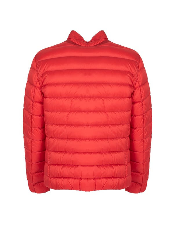 El color uniforme de esta chaqueta la hace extremadamente versátil y fácil de combinar con diferentes estilos, añadiendo elegancia y clase a cualquier conjunto.

La construcción con cierre no solo facilita ponerla y quitarla rápidamente, sino que también ofrece protección adicional contra el frío y el viento, lo que es especialmente útil en condiciones climáticas variables.

Los bolsillos con cierre son una solución práctica que asegura la seguridad de pequeños objetos almacenados, como llaves o teléfono, permitiéndote disfrutar de actividades al aire libre sin preocupaciones sobre perderlos.

La tecnología a prueba de viento utilizada en esta chaqueta garantiza que, incluso en los días más ventosos, permanecerás cómodamente cálido y protegido, lo que la convierte en una elección ideal para todas tus aventuras al aire libre.

El tejido transpirable proporciona un confort térmico óptimo, evacuando el exceso de humedad hacia el exterior, lo que hace que la chaqueta sea perfecta tanto para caminatas intensas como para uso diario.