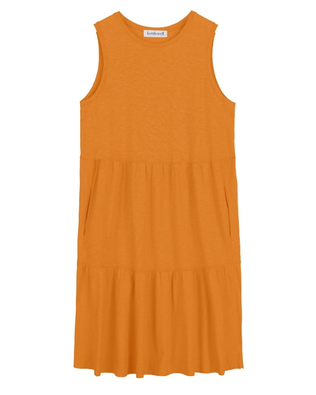 A sleeveless crew neck dress made in breezy 100% cotton with tiers to add depth, dimension and airiness. With practical pockets, which are all but invisible thanks to the A-line shaping.