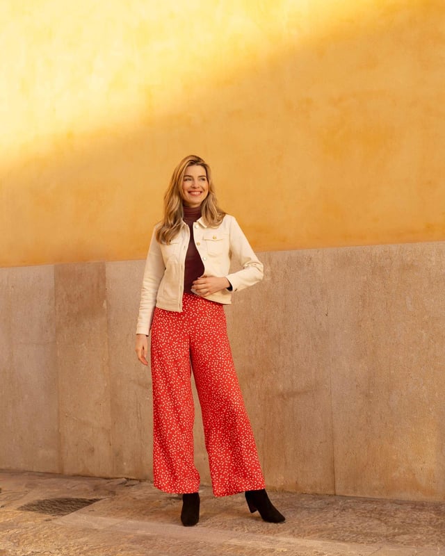 Joni Print Trousers Elevate your wardrobe with these versatile print trousers, perfect for transitioning from day to evening with effortless style. The wide-leg design, straight from thigh to hem, offers a flattering silhouette for all body types. A flat front waistband with a discreet back elastic panel ensures a comfortable, flexible fit. Part of the chic Joni Spot collection, these full-length trousers are an updated version of our popular Zoe Print design.