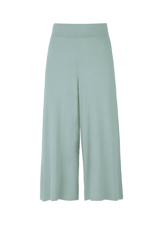 Wide leg culottes made in soft viscose fabric with relaxed fit leg shaping and concealed stretch waistband. These are mid length culottes, however would be a perfect longer length culotte on petites