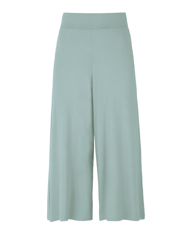 Wide leg culottes made in soft viscose fabric with relaxed fit leg shaping and concealed stretch waistband. These are mid length culottes, however would be a perfect longer length culotte on petites