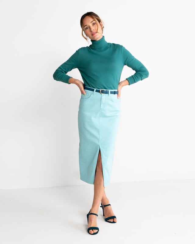 Classic denim with a colourful twist! A stylishmid-length skirt in an ultra-comfortable cotton mix denim, with a touch of elastane for the perfect balance of structure, stretch and style.