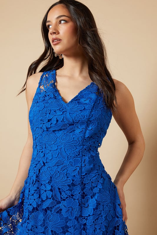 Floral Lace V Neck Midi Dress Intricate floral lace overlay creates a romantic, feminine aesthetic
Flattering V-neckline at front and back for an elegant silhouette
Sleeveless design perfect for warm-weather occasions
Midi length falls gracefully below the knee for sophisticated coverage
Semi-sheer lace detailing adds textural interest and dimension
This enchanting Oasis midi dress showcases delicate floral lace throughout, making it a standout choice for special occasions. The feminine V-neckline frames the dcolletage beautifully, while the matching V-back adds an unexpected touch of allure. Style with metallic strappy heels as shown for formal events such as weddings or race day celebrations. For evening soires, pair with a sleek clutch and statement earrings to complement the dress's intricate texture. The versatile midi length works wonderfully for garden parties when styled with elegant sandals, or dress it up with a tailored blazer for sophisticated evening affairs. This timeless piece transitions effortlessly from daytime celebrations to evening gatherings with just a change of accessories, making it a valuable addition to your occasion wardrobe.