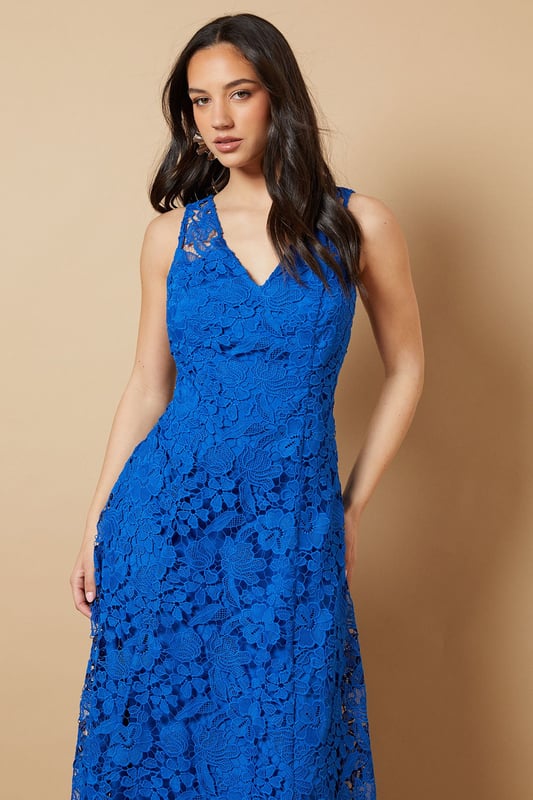 Floral Lace V Neck Midi Dress Intricate floral lace overlay creates a romantic, feminine aesthetic
Flattering V-neckline at front and back for an elegant silhouette
Sleeveless design perfect for warm-weather occasions
Midi length falls gracefully below the knee for sophisticated coverage
Semi-sheer lace detailing adds textural interest and dimension
This enchanting Oasis midi dress showcases delicate floral lace throughout, making it a standout choice for special occasions. The feminine V-neckline frames the dcolletage beautifully, while the matching V-back adds an unexpected touch of allure. Style with metallic strappy heels as shown for formal events such as weddings or race day celebrations. For evening soires, pair with a sleek clutch and statement earrings to complement the dress's intricate texture. The versatile midi length works wonderfully for garden parties when styled with elegant sandals, or dress it up with a tailored blazer for sophisticated evening affairs. This timeless piece transitions effortlessly from daytime celebrations to evening gatherings with just a change of accessories, making it a valuable addition to your occasion wardrobe.