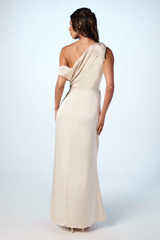 Fallen Shoulder Bow Detail Bridesmaids Maxi Dress Elegant one-shoulder neckline with a graceful bow detail
Flattering fallen shoulder design for a modern twist
Floor-sweeping maxi length for a dramatic silhouette
Luxurious satin fabric that drapes beautifully
Fitted waist to accentuate your figure
This stunning bridesmaids maxi dress from Coast is the epitome of sophistication and grace. Perfect for your role in the bridal party, it combines timeless elegance with contemporary flair. The one-shoulder neckline, adorned with a charming bow detail, creates a captivating focal point, while the fallen shoulder adds a touch of modern allure. The floor-length silhouette ensures a dramatic entrance, flowing gracefully as you walk down the aisle. Pair with delicate strappy heels and understated jewellery to complement the dress's refined aesthetic. For a cohesive bridal party look, coordinate with your fellow bridesmaids in matching or complementary hues, creating a stunning visual harmony that will be remembered long after the wedding bells have rung.