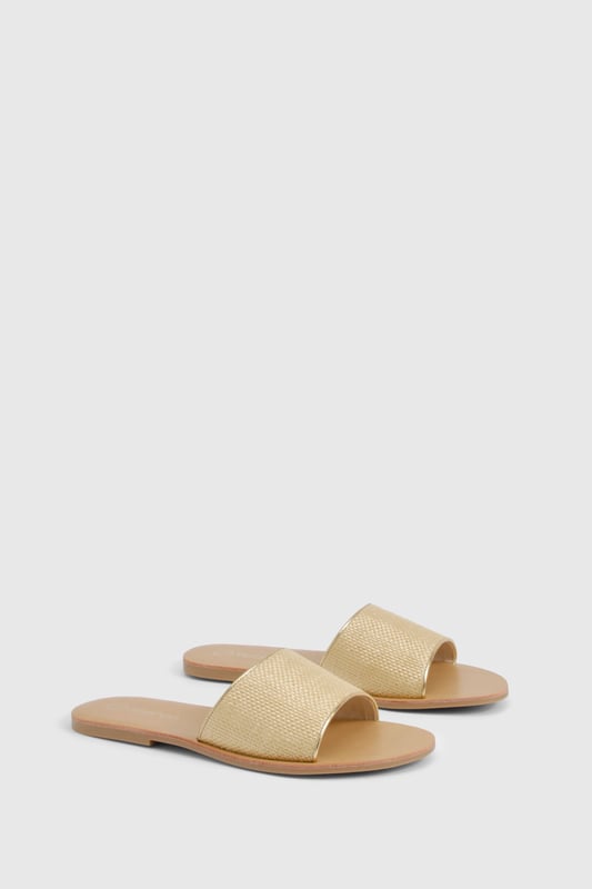 Raffia Mule Sandal Textured bast-style slide sandals with a single wide strap design
Flat heel measuring between 0-2cm for all-day comfort
Open toe silhouette perfect for showcasing pedicures
Slip-on style for effortless wear
Versatile neutral tone that complements any summer outfit
These minimalist bast-style sandals from Boohoo combine simplicity with versatility for your warm-weather wardrobe. The understated design features a comfortable flat sole that's ideal for city exploring or beachside strolls. Style them with cropped linen trousers and an oversized shirt for casual daytime outings, or pair with a flowing maxi dress for family gatherings and garden parties. The neutral tone works brilliantly with bold prints and patterns, making these sandals a true wardrobe staple. For festival season, match them with denim shorts and a graphic tee, adding layered jewellery for a touch of bohemian flair. Their lightweight construction makes them perfect for packing in your holiday suitcase, whilst the durable sole ensures they'll remain a favourite throughout the summer months.