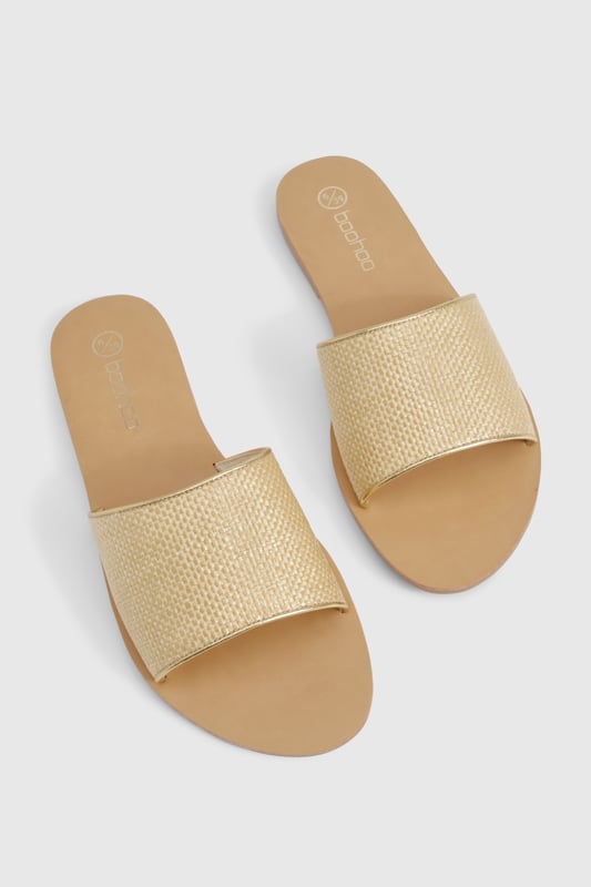 Raffia Mule Sandal Textured bast-style slide sandals with a single wide strap design
Flat heel measuring between 0-2cm for all-day comfort
Open toe silhouette perfect for showcasing pedicures
Slip-on style for effortless wear
Versatile neutral tone that complements any summer outfit
These minimalist bast-style sandals from Boohoo combine simplicity with versatility for your warm-weather wardrobe. The understated design features a comfortable flat sole that's ideal for city exploring or beachside strolls. Style them with cropped linen trousers and an oversized shirt for casual daytime outings, or pair with a flowing maxi dress for family gatherings and garden parties. The neutral tone works brilliantly with bold prints and patterns, making these sandals a true wardrobe staple. For festival season, match them with denim shorts and a graphic tee, adding layered jewellery for a touch of bohemian flair. Their lightweight construction makes them perfect for packing in your holiday suitcase, whilst the durable sole ensures they'll remain a favourite throughout the summer months.