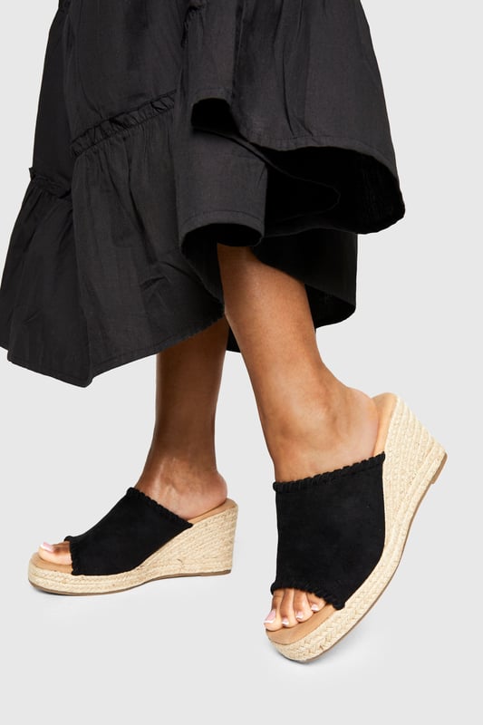 Faux Suede Whipstitch Espadrille Wedges Stylish suede-effect espadrille mules with a comfortable mid heel height of 5-6.5cm
Featuring a classic woven jute wedge sole for that authentic espadrille look
Decorative frayed edge detailing along the upper for added texture and interest
Open-toe design perfect for showcasing your favourite pedicure
Slip-on style for effortless wear with a cushioned footbed for all-day comfort
These versatile Wildleder Espadrilles from Boohoo blend casual charm with sophisticated style, making them the perfect companion for your summer wardrobe. The mid-height wedge offers just the right amount of elevation without sacrificing comfort, ideal for those long summer days that turn into evenings out. Style them with a flowing maxi dress for garden parties, or pair with cropped trousers and a linen blouse for family gatherings. The neutral-toned woven base complements any outfit, while the suede-effect upper adds a touch of luxury to your casual ensembles. These mules work beautifully with both daytime looks and more dressed-up occasions - simply switch your denims for a floaty skirt to transition seamlessly from day to night. A true summer essential that combines practicality with Boohoo's signature on-trend appeal.