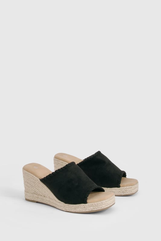 Faux Suede Whipstitch Espadrille Wedges Stylish suede-effect espadrille mules with a comfortable mid heel height of 5-6.5cm
Featuring a classic woven jute wedge sole for that authentic espadrille look
Decorative frayed edge detailing along the upper for added texture and interest
Open-toe design perfect for showcasing your favourite pedicure
Slip-on style for effortless wear with a cushioned footbed for all-day comfort
These versatile Wildleder Espadrilles from Boohoo blend casual charm with sophisticated style, making them the perfect companion for your summer wardrobe. The mid-height wedge offers just the right amount of elevation without sacrificing comfort, ideal for those long summer days that turn into evenings out. Style them with a flowing maxi dress for garden parties, or pair with cropped trousers and a linen blouse for family gatherings. The neutral-toned woven base complements any outfit, while the suede-effect upper adds a touch of luxury to your casual ensembles. These mules work beautifully with both daytime looks and more dressed-up occasions - simply switch your denims for a floaty skirt to transition seamlessly from day to night. A true summer essential that combines practicality with Boohoo's signature on-trend appeal.