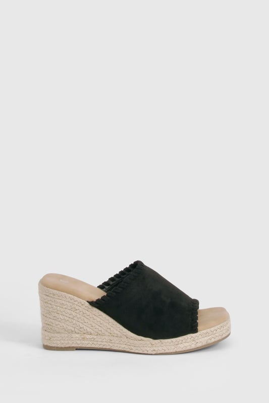 Faux Suede Whipstitch Espadrille Wedges Stylish suede-effect espadrille mules with a comfortable mid heel height of 5-6.5cm
Featuring a classic woven jute wedge sole for that authentic espadrille look
Decorative frayed edge detailing along the upper for added texture and interest
Open-toe design perfect for showcasing your favourite pedicure
Slip-on style for effortless wear with a cushioned footbed for all-day comfort
These versatile Wildleder Espadrilles from Boohoo blend casual charm with sophisticated style, making them the perfect companion for your summer wardrobe. The mid-height wedge offers just the right amount of elevation without sacrificing comfort, ideal for those long summer days that turn into evenings out. Style them with a flowing maxi dress for garden parties, or pair with cropped trousers and a linen blouse for family gatherings. The neutral-toned woven base complements any outfit, while the suede-effect upper adds a touch of luxury to your casual ensembles. These mules work beautifully with both daytime looks and more dressed-up occasions - simply switch your denims for a floaty skirt to transition seamlessly from day to night. A true summer essential that combines practicality with Boohoo's signature on-trend appeal.