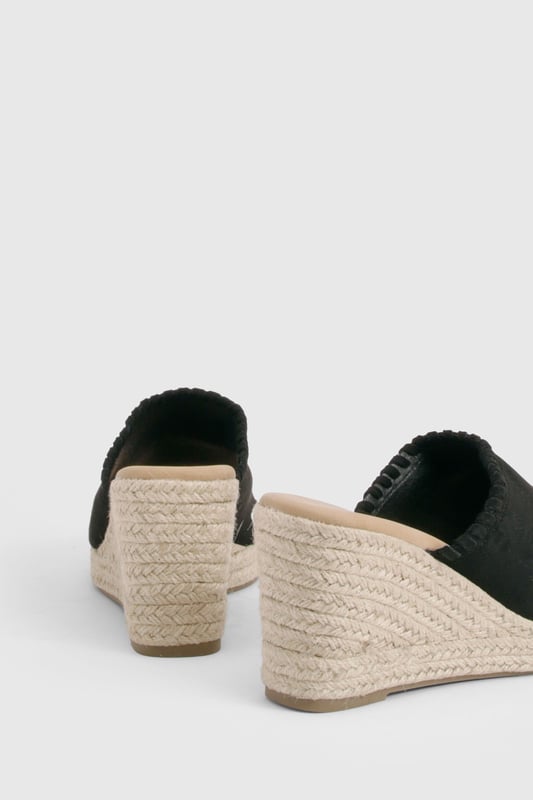 Faux Suede Whipstitch Espadrille Wedges Stylish suede-effect espadrille mules with a comfortable mid heel height of 5-6.5cm
Featuring a classic woven jute wedge sole for that authentic espadrille look
Decorative frayed edge detailing along the upper for added texture and interest
Open-toe design perfect for showcasing your favourite pedicure
Slip-on style for effortless wear with a cushioned footbed for all-day comfort
These versatile Wildleder Espadrilles from Boohoo blend casual charm with sophisticated style, making them the perfect companion for your summer wardrobe. The mid-height wedge offers just the right amount of elevation without sacrificing comfort, ideal for those long summer days that turn into evenings out. Style them with a flowing maxi dress for garden parties, or pair with cropped trousers and a linen blouse for family gatherings. The neutral-toned woven base complements any outfit, while the suede-effect upper adds a touch of luxury to your casual ensembles. These mules work beautifully with both daytime looks and more dressed-up occasions - simply switch your denims for a floaty skirt to transition seamlessly from day to night. A true summer essential that combines practicality with Boohoo's signature on-trend appeal.