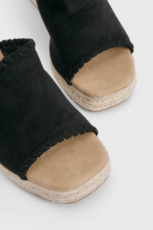 Faux Suede Whipstitch Espadrille Wedges Stylish suede-effect espadrille mules with a comfortable mid heel height of 5-6.5cm
Featuring a classic woven jute wedge sole for that authentic espadrille look
Decorative frayed edge detailing along the upper for added texture and interest
Open-toe design perfect for showcasing your favourite pedicure
Slip-on style for effortless wear with a cushioned footbed for all-day comfort
These versatile Wildleder Espadrilles from Boohoo blend casual charm with sophisticated style, making them the perfect companion for your summer wardrobe. The mid-height wedge offers just the right amount of elevation without sacrificing comfort, ideal for those long summer days that turn into evenings out. Style them with a flowing maxi dress for garden parties, or pair with cropped trousers and a linen blouse for family gatherings. The neutral-toned woven base complements any outfit, while the suede-effect upper adds a touch of luxury to your casual ensembles. These mules work beautifully with both daytime looks and more dressed-up occasions - simply switch your denims for a floaty skirt to transition seamlessly from day to night. A true summer essential that combines practicality with Boohoo's signature on-trend appeal.