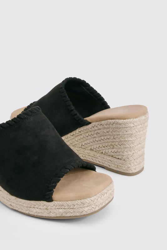 Faux Suede Whipstitch Espadrille Wedges Stylish suede-effect espadrille mules with a comfortable mid heel height of 5-6.5cm
Featuring a classic woven jute wedge sole for that authentic espadrille look
Decorative frayed edge detailing along the upper for added texture and interest
Open-toe design perfect for showcasing your favourite pedicure
Slip-on style for effortless wear with a cushioned footbed for all-day comfort
These versatile Wildleder Espadrilles from Boohoo blend casual charm with sophisticated style, making them the perfect companion for your summer wardrobe. The mid-height wedge offers just the right amount of elevation without sacrificing comfort, ideal for those long summer days that turn into evenings out. Style them with a flowing maxi dress for garden parties, or pair with cropped trousers and a linen blouse for family gatherings. The neutral-toned woven base complements any outfit, while the suede-effect upper adds a touch of luxury to your casual ensembles. These mules work beautifully with both daytime looks and more dressed-up occasions - simply switch your denims for a floaty skirt to transition seamlessly from day to night. A true summer essential that combines practicality with Boohoo's signature on-trend appeal.