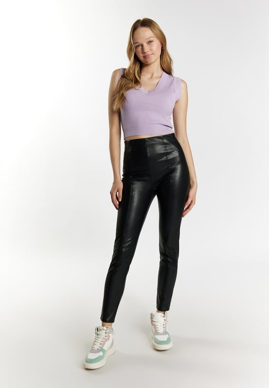 De cropped sweatervesten van myMo zijn perfecte laagpartners, maar begeleiden je ook solo van dag tot avond. Het zachte ribbreisel van een hoogwaardige viscosegarenmix voelt comfortabel aan en wordt stijlvol omlijst door de V-hals en geribde manchetten.  Gebreide vest
