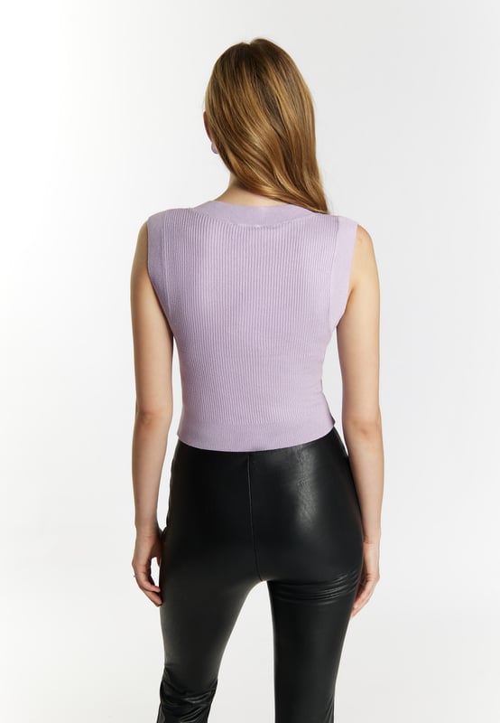 De cropped sweatervesten van myMo zijn perfecte laagpartners, maar begeleiden je ook solo van dag tot avond. Het zachte ribbreisel van een hoogwaardige viscosegarenmix voelt comfortabel aan en wordt stijlvol omlijst door de V-hals en geribde manchetten.  Gebreide vest