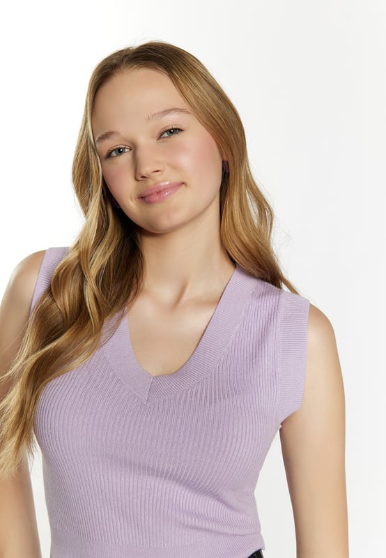 De cropped sweatervesten van myMo zijn perfecte laagpartners, maar begeleiden je ook solo van dag tot avond. Het zachte ribbreisel van een hoogwaardige viscosegarenmix voelt comfortabel aan en wordt stijlvol omlijst door de V-hals en geribde manchetten.  Gebreide vest