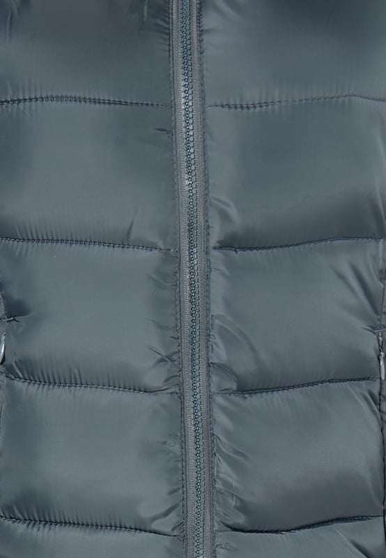 Starte glänzend in die Wintersaison und mach die wattierte Steppjacke von myMo zu Deinem Begleiter. Das schimmernde Obermaterial verleiht der Jacke eine tolle Optik, während die mit synthetischem Füllmaterial ausgestatteten Kammern für eine ideale Isolierung sorgen. Der hohe Stehkragen ist ebenfalls gefüttert und eine Kapuze schützt vor Wind und Nässe. Seitliche Reißverschlusstaschen runden das Design ab.  Steppjacke