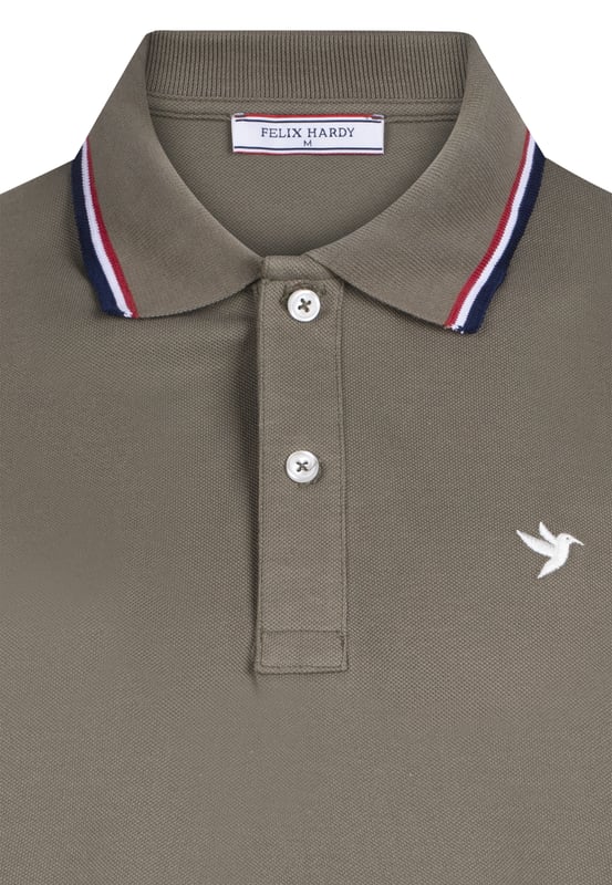 Das Felix Hardy Herren-Poloshirt mit kurzen Ärmeln ist ein zeitloses Kleidungsstück, das Komfort und Stil vereint. Aus einem atmungsaktiven, leichten Stoff gefertigt, bietet es hervorragende feuchtigkeitsableitende Eigenschaften, damit Sie den ganzen Tag kühl und trocken bleiben. Der klassische Polokragen und die Knopfleiste verleihen eine gepflegte, aber legere Optik, ideal für verschiedene Anlässe. Die taillierte Passform sorgt für eine moderne Silhouette, während die kurzen Ärmel und die weiche Textur uneingeschränkte Bewegungsfreiheit bieten. Ob für einen entspannten Ausflug oder eine semi-formelle Veranstaltung – dieses Poloshirt ist eine vielseitige Bereicherung für jede Garderobe.