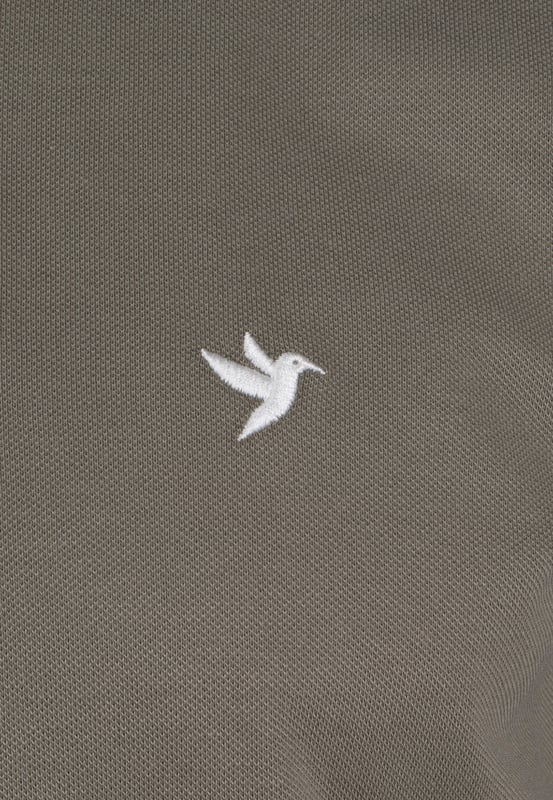 Das Felix Hardy Herren-Poloshirt mit kurzen Ärmeln ist ein zeitloses Kleidungsstück, das Komfort und Stil vereint. Aus einem atmungsaktiven, leichten Stoff gefertigt, bietet es hervorragende feuchtigkeitsableitende Eigenschaften, damit Sie den ganzen Tag kühl und trocken bleiben. Der klassische Polokragen und die Knopfleiste verleihen eine gepflegte, aber legere Optik, ideal für verschiedene Anlässe. Die taillierte Passform sorgt für eine moderne Silhouette, während die kurzen Ärmel und die weiche Textur uneingeschränkte Bewegungsfreiheit bieten. Ob für einen entspannten Ausflug oder eine semi-formelle Veranstaltung – dieses Poloshirt ist eine vielseitige Bereicherung für jede Garderobe.