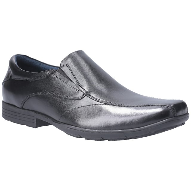 Dundee features a moccasin front and prominent seams for a crafted look that achieves both style and comfort. A durable TPR sole provides flexibility and grip, whilst the elasticated gusset slip on enables ease for putting on and off.
