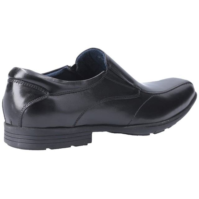 Dundee features a moccasin front and prominent seams for a crafted look that achieves both style and comfort. A durable TPR sole provides flexibility and grip, whilst the elasticated gusset slip on enables ease for putting on and off.
