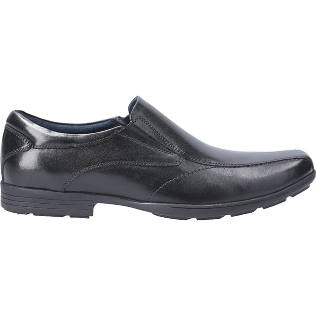 Dundee features a moccasin front and prominent seams for a crafted look that achieves both style and comfort. A durable TPR sole provides flexibility and grip, whilst the elasticated gusset slip on enables ease for putting on and off.
