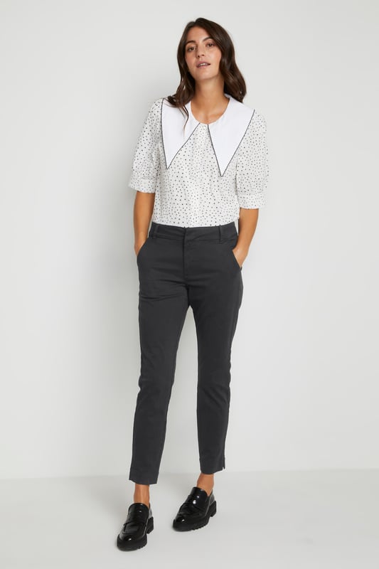 Damen-Chinohose in regulärer Passform und verkürzter Länge für vielseitige Outfits. Mit klassischen Gürtelschlaufen und bequemem Bund für Alltag und Büro.  Schonwäsche 30°, Nicht bleichen, Nicht im Trockner trocknen, Tropnass aufhängen im Schatten, Kalt bügeln max. 110° C, Trockenreinigung  98% Baumwolle,2% Elasthan