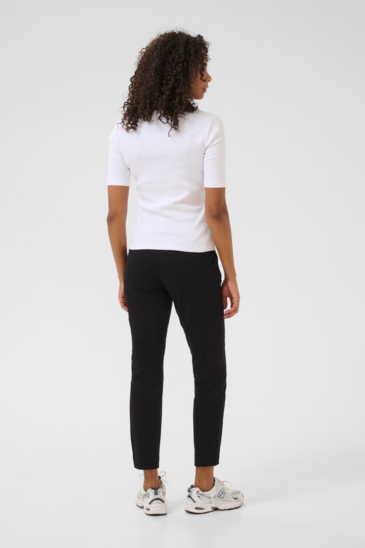 Damen-Chinohose in regulärer Passform und verkürzter Länge für vielseitige Outfits. Mit klassischen Gürtelschlaufen und bequemem Bund für Alltag und Büro.  Schonwäsche 30°, Nicht bleichen, Nicht im Trockner trocknen, Tropnass aufhängen im Schatten, Kalt bügeln max. 110° C, Trockenreinigung  98% Baumwolle,2% Elasthan