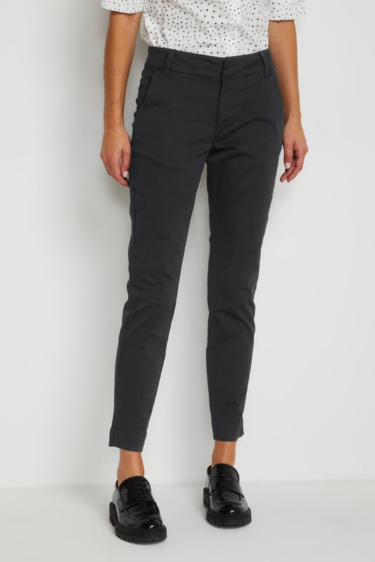Damen-Chinohose in regulärer Passform und verkürzter Länge für vielseitige Outfits. Mit klassischen Gürtelschlaufen und bequemem Bund für Alltag und Büro.  Schonwäsche 30°, Nicht bleichen, Nicht im Trockner trocknen, Tropnass aufhängen im Schatten, Kalt bügeln max. 110° C, Trockenreinigung  98% Baumwolle,2% Elasthan