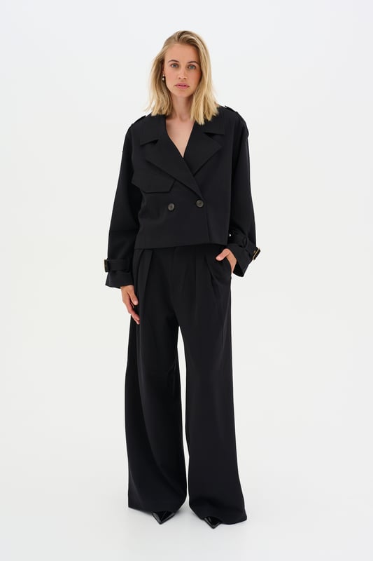 Casual Hose Loose fit Damenhose mit weitem Bein und hohem Bund sorgt für eleganten und bequemen Sitz. Plissierte Front und lockerer Schnitt bieten vielseitige Stylingoptionen. Schonwäsche 30°, Nicht bleichen, Nicht im Trockner trocknen, Tropnass aufhängen im Schatten, Kalt bügeln max. 110° C, Professionelle Reinigung. 63% Polyester,33% Viskose,4% Elasthan