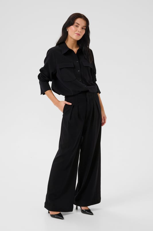 Casual Hose Loose fit Damenhose mit weitem Bein und hohem Bund sorgt für eleganten und bequemen Sitz. Plissierte Front und lockerer Schnitt bieten vielseitige Stylingoptionen. Schonwäsche 30°, Nicht bleichen, Nicht im Trockner trocknen, Tropnass aufhängen im Schatten, Kalt bügeln max. 110° C, Professionelle Reinigung. 63% Polyester,33% Viskose,4% Elasthan