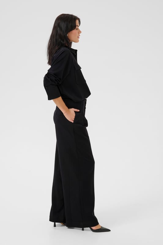 Casual Hose Loose fit Damenhose mit weitem Bein und hohem Bund sorgt für eleganten und bequemen Sitz. Plissierte Front und lockerer Schnitt bieten vielseitige Stylingoptionen. Schonwäsche 30°, Nicht bleichen, Nicht im Trockner trocknen, Tropnass aufhängen im Schatten, Kalt bügeln max. 110° C, Professionelle Reinigung. 63% Polyester,33% Viskose,4% Elasthan