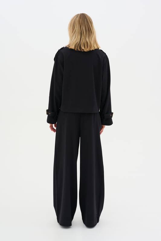 Casual Hose Loose fit Damenhose mit weitem Bein und hohem Bund sorgt für eleganten und bequemen Sitz. Plissierte Front und lockerer Schnitt bieten vielseitige Stylingoptionen. Schonwäsche 30°, Nicht bleichen, Nicht im Trockner trocknen, Tropnass aufhängen im Schatten, Kalt bügeln max. 110° C, Professionelle Reinigung. 63% Polyester,33% Viskose,4% Elasthan